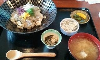 生しらす丼でござる♪ちょっと苦かったの。。。