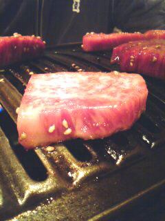 これが特上カルビ!すごい厚み。w