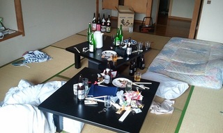 数時間前まで飲みまくってた部屋の現状。w