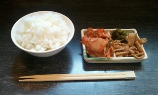 ラーメンが来るまでは、漬物とご飯でおなかをいなそう♪