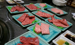 前沢牛の霜降り♪生肉の段階で美味そう♪w