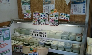 販売店のショーケース♪最上段には滝が流れるように水が降り注ぐ♪