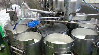 ここで次々と木綿豆腐用の豆腐が寄せられていく。
