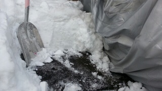 先日の大雪で埋もれてしまった愛車の救出作業。やっと地面が見えてきた。。