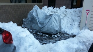 先日の大雪で埋もれてしまった愛車の救出作業。まだ外に出せるルートが作れないけど、とりあえずここまで。。。