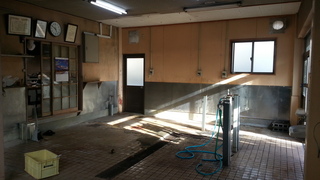製造機械全部運び出し完了後の店内。昨日と比べると、、、