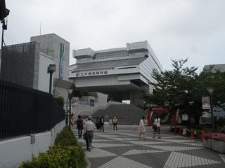 両国駅降りてすぐの江戸東京博物館。でかい。w